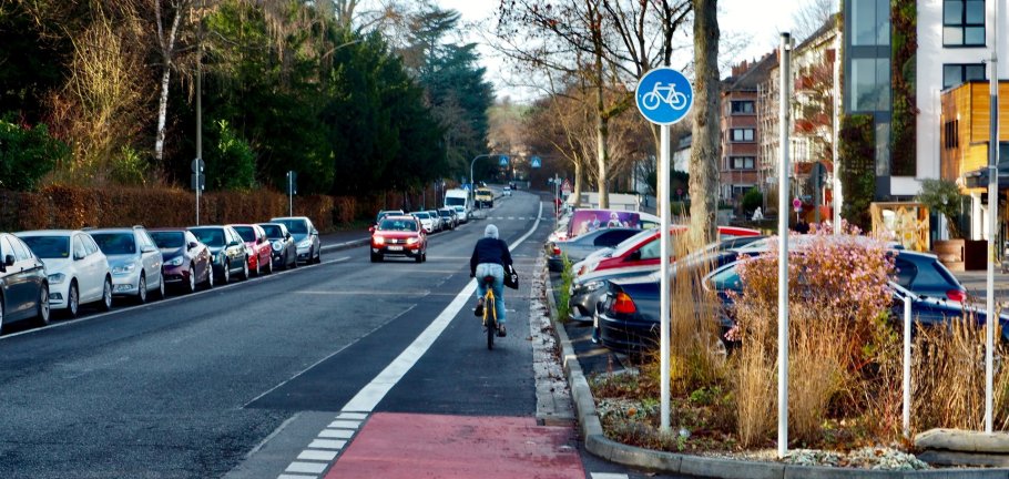 Radfahrstreifen: Als Sonderweg für den Radverkehr ist der Radfahrstreifen durch eine durchgezogene Strichmarkierung von der Kfz-Fahrspur getrennt. Kfz-Verkehr darf den Radfahrstreifen nicht in Längsrichtung befahren.