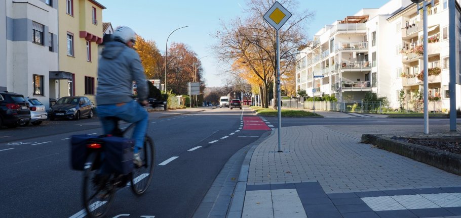 Schutzstreifen: Schutzstreifen sind Bestandteil der Fahrbahn und durch eine gestrichelte Markierung mit Fahrradpiktogrammen gekennzeichnet. Nur im Bedarfsfall (z. B. engen Begegnungsfällen) darf der Schutzstreifen auch von Kfz in Längsrichtung befahren werden, ohne dabei den Radverkehr zu gefährden.