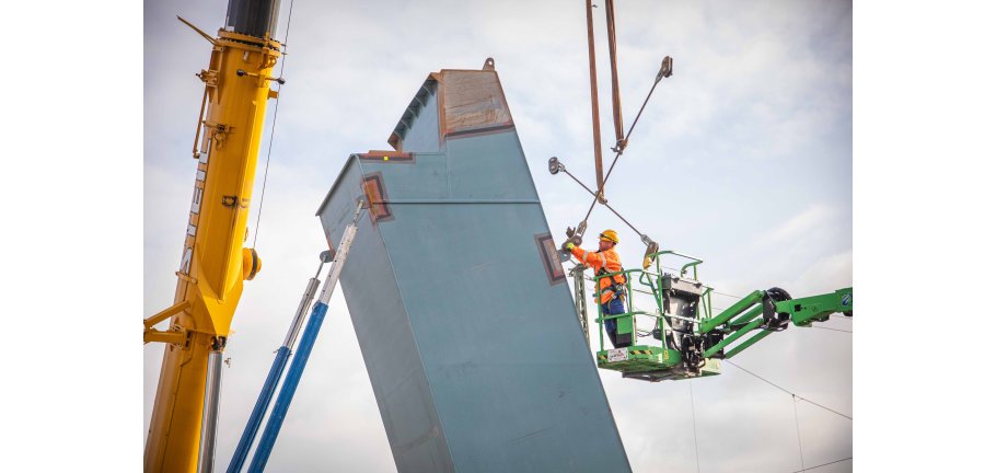 Ein Teil des V-Pfeilers steht gestützt, auf der Gegenseite wird an einem Halteseil gearbeitet.