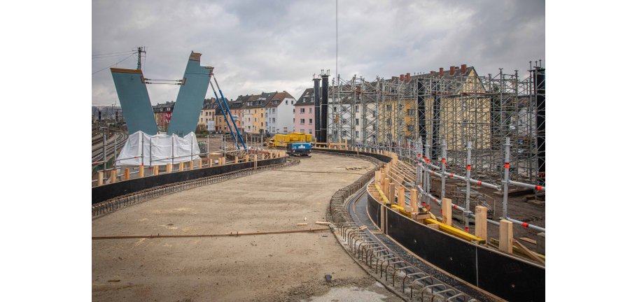 Eine Rampe, die auf eine noch zu bauende Brücke führt.