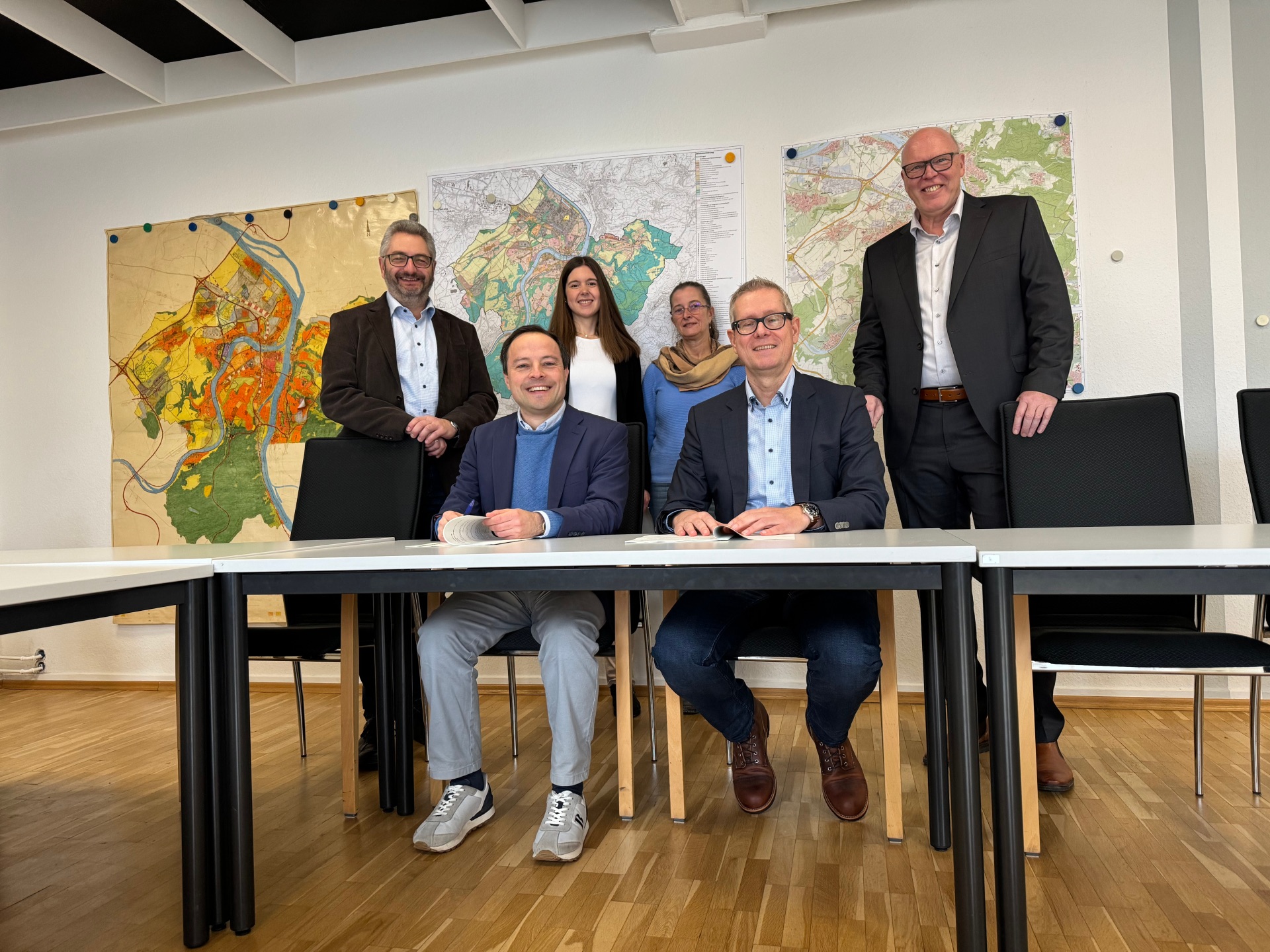 Von links unten Baudezernent Prof. Dr. Andreas Lukas, Markus Gerhards, Direktor der Niederlassung West der Autobah GmbH des Bundes
Von Links oben Dr.-Ing. Kai Mifka, Leiter Tiefbauamt Stadt Koblenz, Luisa Heinemann, Tiefbauamt Stadt Koblenz, Anja May, Tiefbauamt Stadt Koblenz, Matthias Hannappel, Leiter der Außenstelle Montabaur Autobahn GmbH West.
Von links unten Baudezernent Prof. Dr. Andreas Lukas, Markus Gerhards, Direktor der Niederlassung West der Autobah GmbH des Bundes Von Links oben Dr.-Ing. Kai Mifka, Leiter Tiefbauamt Stadt Koblenz, Luisa Heinemann, Tiefbauamt Stadt Koblenz, Anja May, Tiefbauamt Stadt Koblenz, Matthias Hannappel, Leiter der Außenstelle Montabaur Autobahn GmbH West.