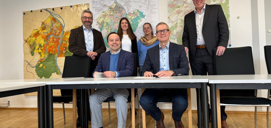 Von links unten Baudezernent Prof. Dr. Andreas Lukas, Markus Gerhards, Direktor der Niederlassung West der Autobah GmbH des Bundes
Von Links oben Dr.-Ing. Kai Mifka, Leiter Tiefbauamt Stadt Koblenz, Luisa Heinemann, Tiefbauamt Stadt Koblenz, Anja May, Tiefbauamt Stadt Koblenz, Matthias Hannappel, Leiter der Außenstelle Montabaur Autobahn GmbH West.
Von links unten Baudezernent Prof. Dr. Andreas Lukas, Markus Gerhards, Direktor der Niederlassung West der Autobah GmbH des Bundes Von Links oben Dr.-Ing. Kai Mifka, Leiter Tiefbauamt Stadt Koblenz, Luisa Heinemann, Tiefbauamt Stadt Koblenz, Anja May, Tiefbauamt Stadt Koblenz, Matthias Hannappel, Leiter der Außenstelle Montabaur Autobahn GmbH West.