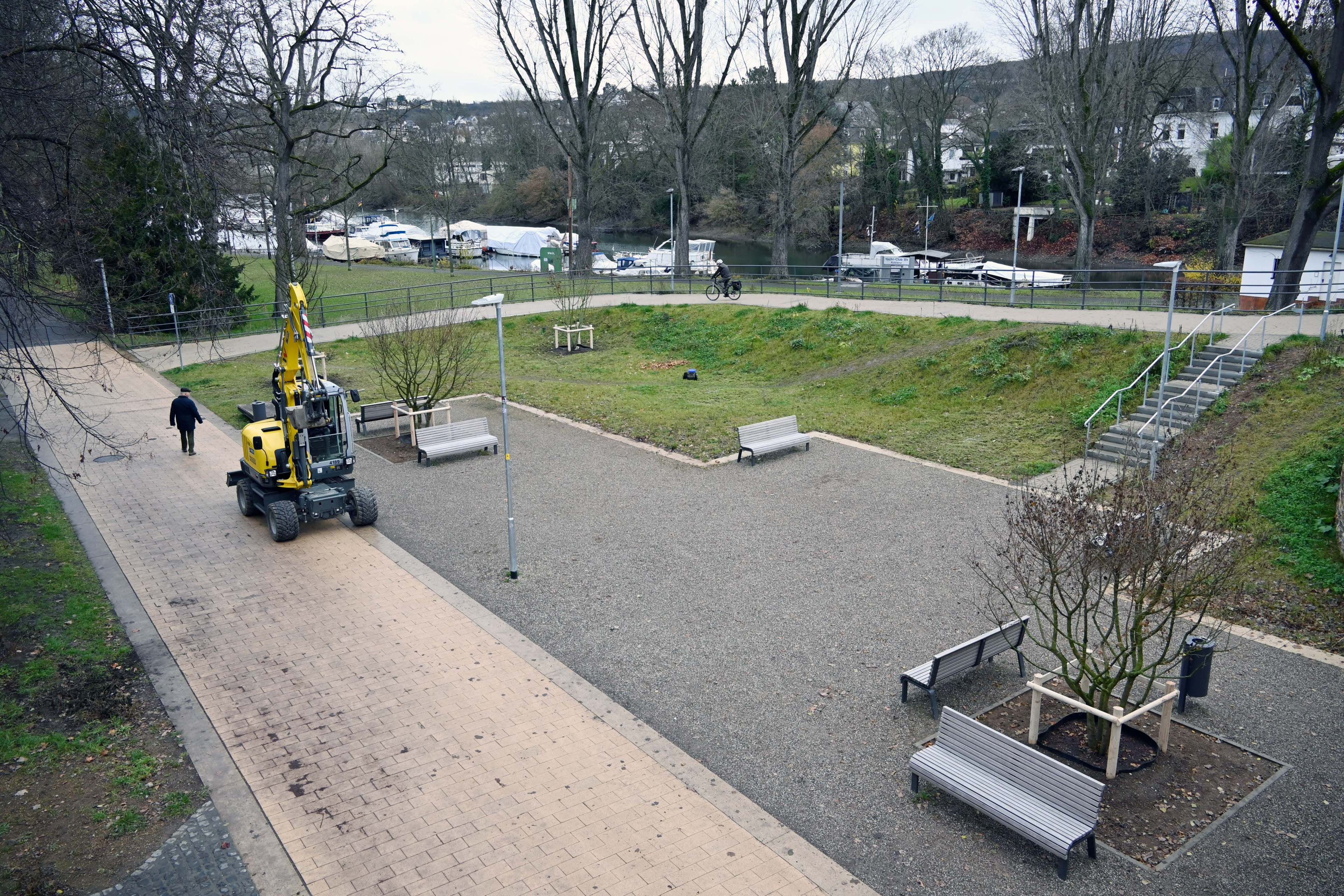 Ein neu getalteter Platz mit einem Bagger.
