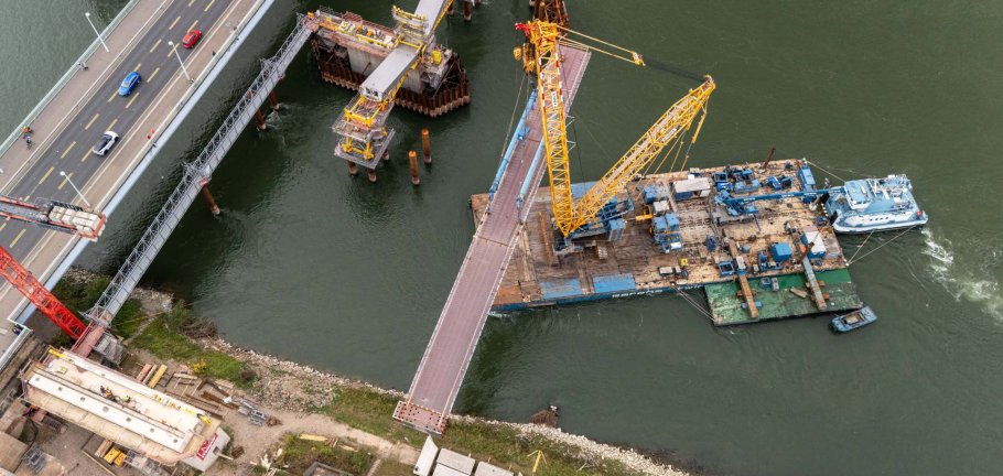 Der Einhub der Brückenbauteile im Oktober 2025 aus der Vogelperspektive. Der Einhub der Brückenbauteile im Oktober 2025 aus der Vogelperspektive.