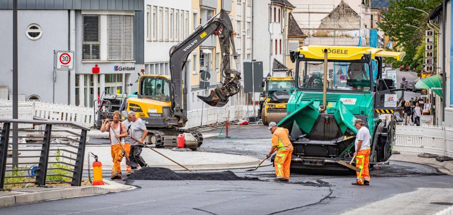 Im September konnte die fertiggestellte Südrampe an der Pfaffendorfer Brücke und der neue Kreisverkehr in der Emser Straße asphaltiert werden. Im September konnte die fertiggestellte Südrampe an der Pfaffendorfer Brücke und der neue Kreisverkehr in der Emser Straße asphaltiert werden.