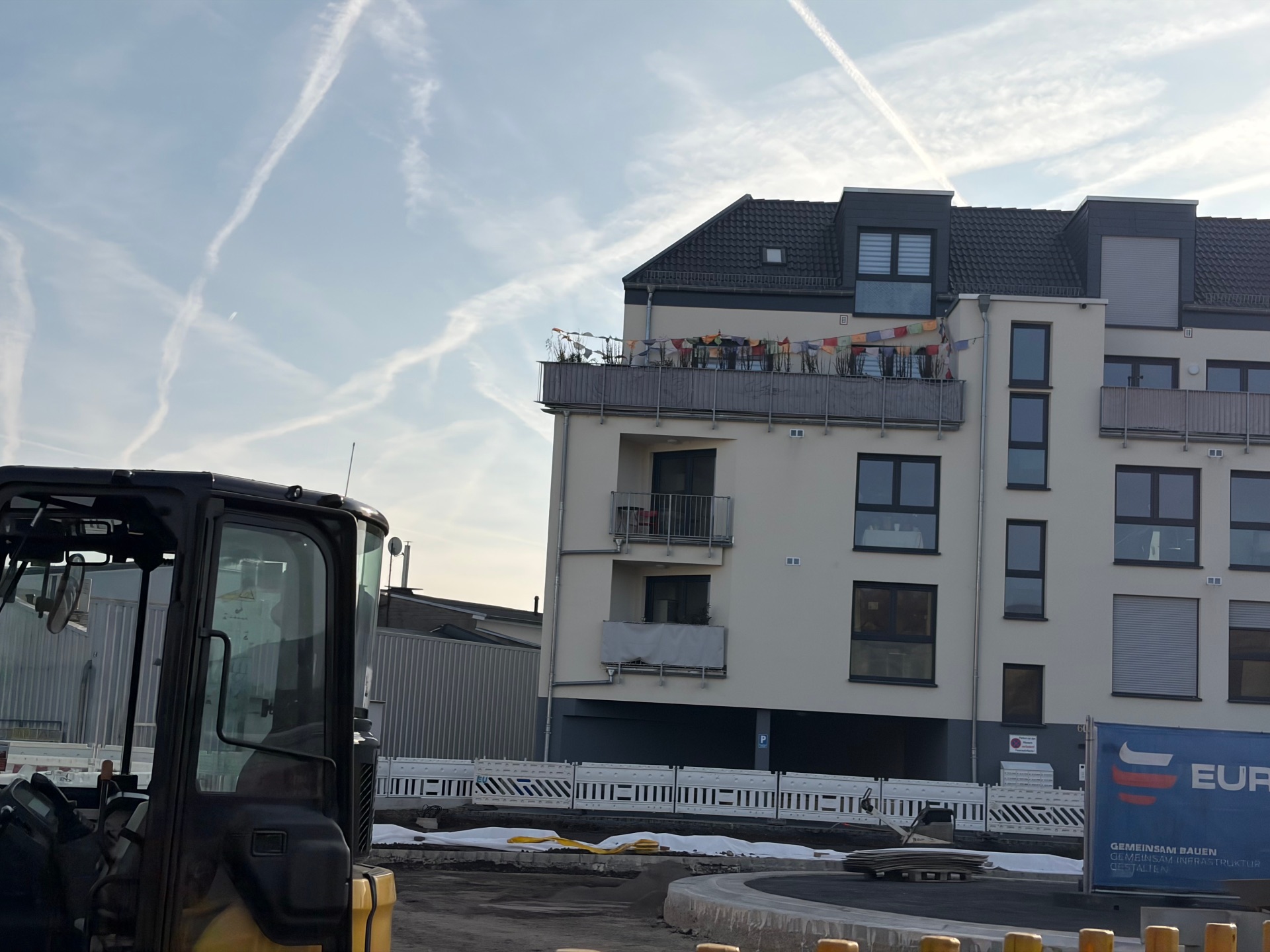 Durch die halbseitige Sperrung kann schon ein Blick auf den neuen Minikreisverkehr erlangt werden. 