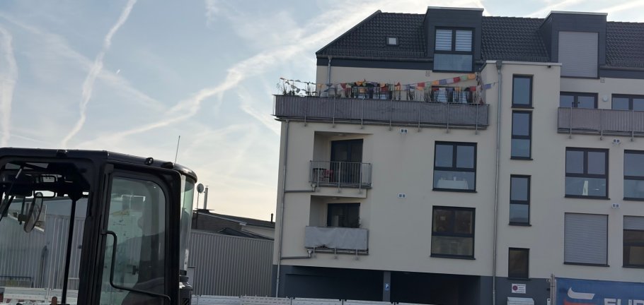 Durch die halbseitige Sperrung kann schon ein Blick auf den neuen Minikreisverkehr erlangt werden. Durch die halbseitige Sperrung kann schon ein Blick auf den neuen Minikreisverkehr erlangt werden.