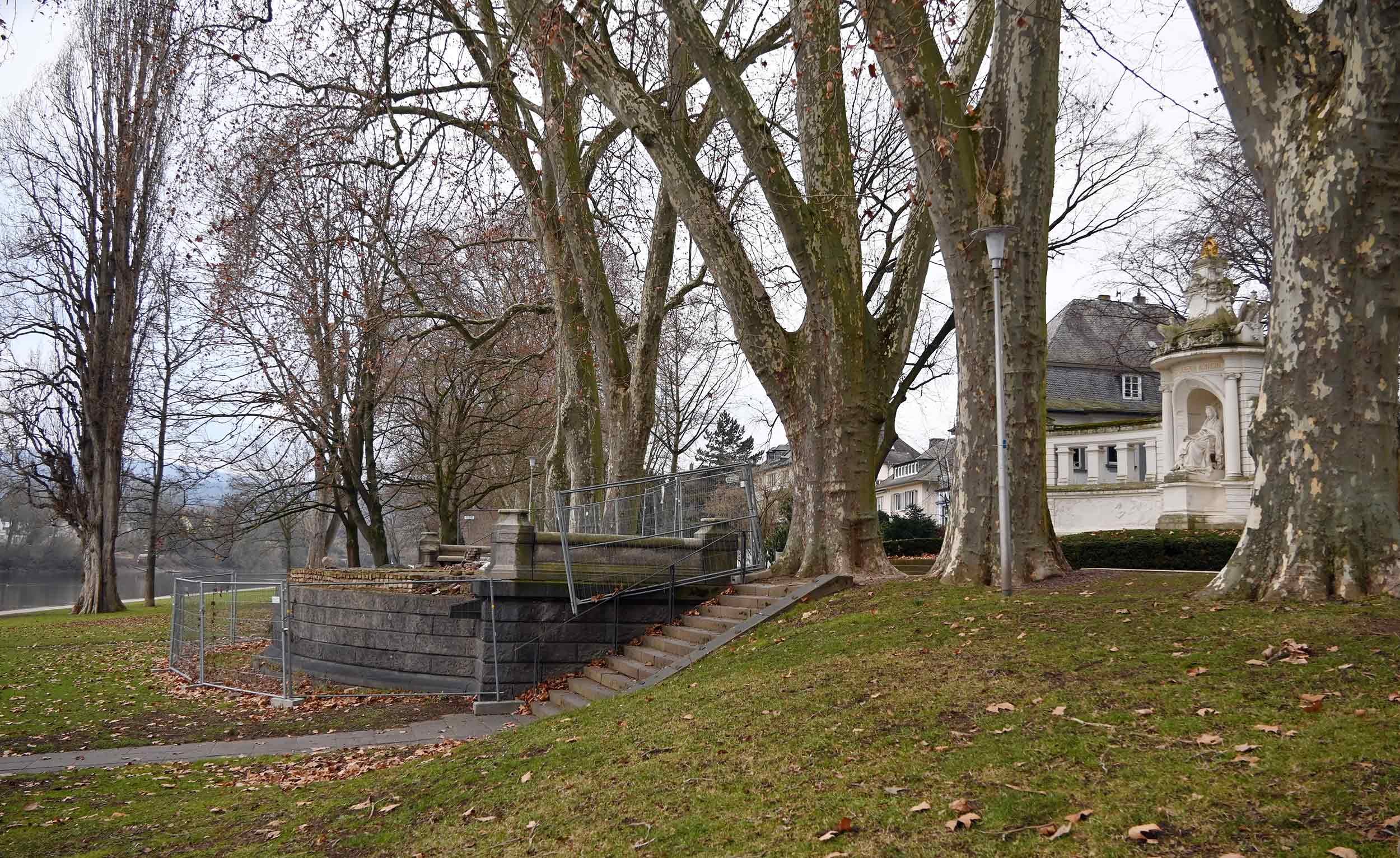 Die Arbeiten am Balkon vor dem Kaiserin-Augusta-Denkmal gehen im Mai weiter.
