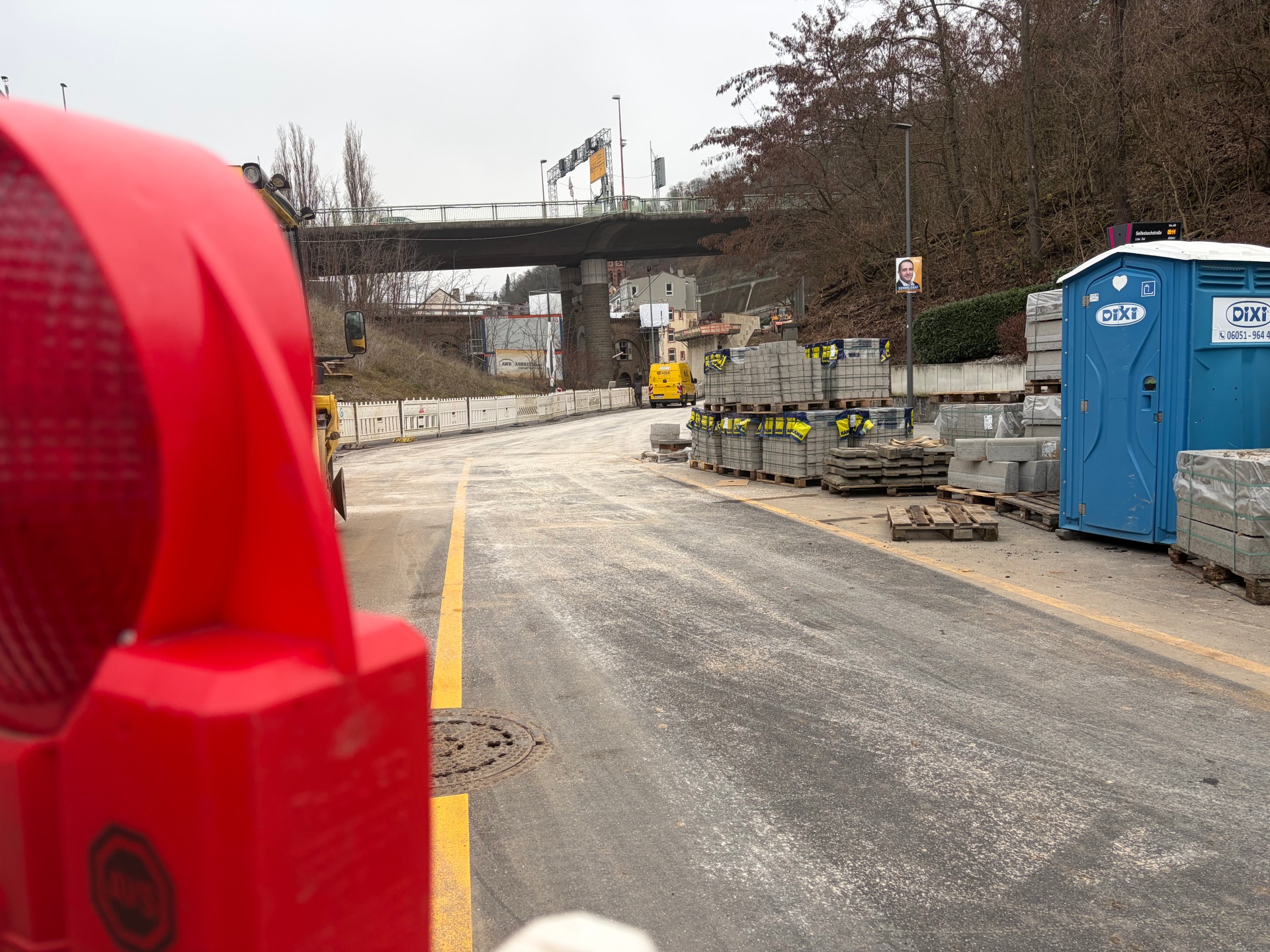 Die Arbeiten am Widerlager konnten abgeschlossen werden. In den letzten Tagen wurde der Gehweg neu gepflastert. 