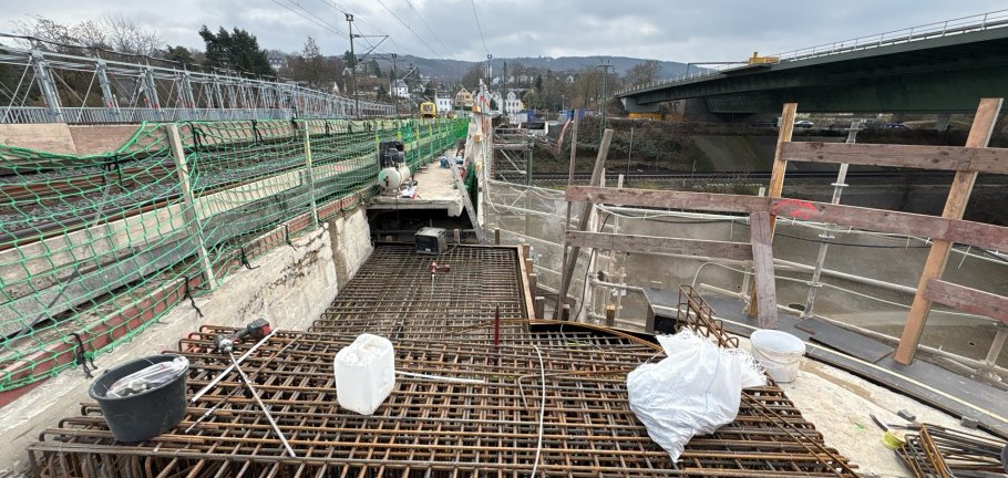 Die Baumaßnahme an der Horchheimer Eisenbahnbrücke verläuft nach aktuellem Zeitplan. 
