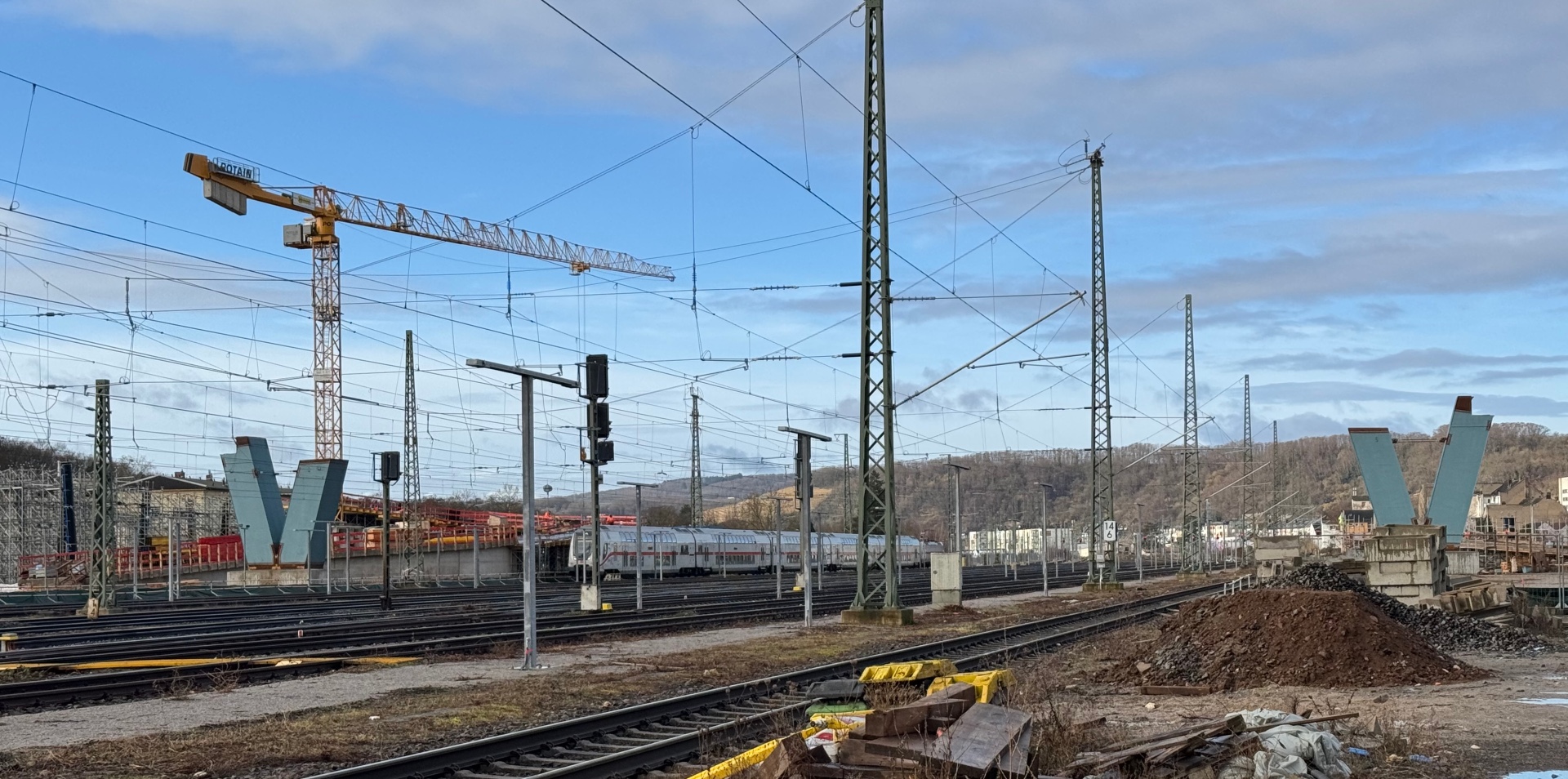 Die Arbeiten an der neuen Geh- und Radwegbrücke verlaufen im Zeitplan. Im März sollen bereits Brückenteile eingehoben werden. Die Arbeiten an der neuen Geh- und Radwegbrücke verlaufen im Zeitplan. Im März sollen bereits Brückenteile eingehoben werden.