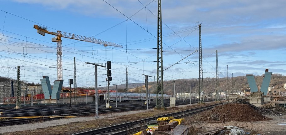 Die Arbeiten an der neuen Geh- und Radwegbrücke verlaufen im Zeitplan. Im März sollen bereits Brückenteile eingehoben werden. 