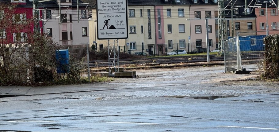 Einer der zukünftigen Zugänge vom Rauental aus kommend ist bereits durch das Baustellenschild sichtbar. 