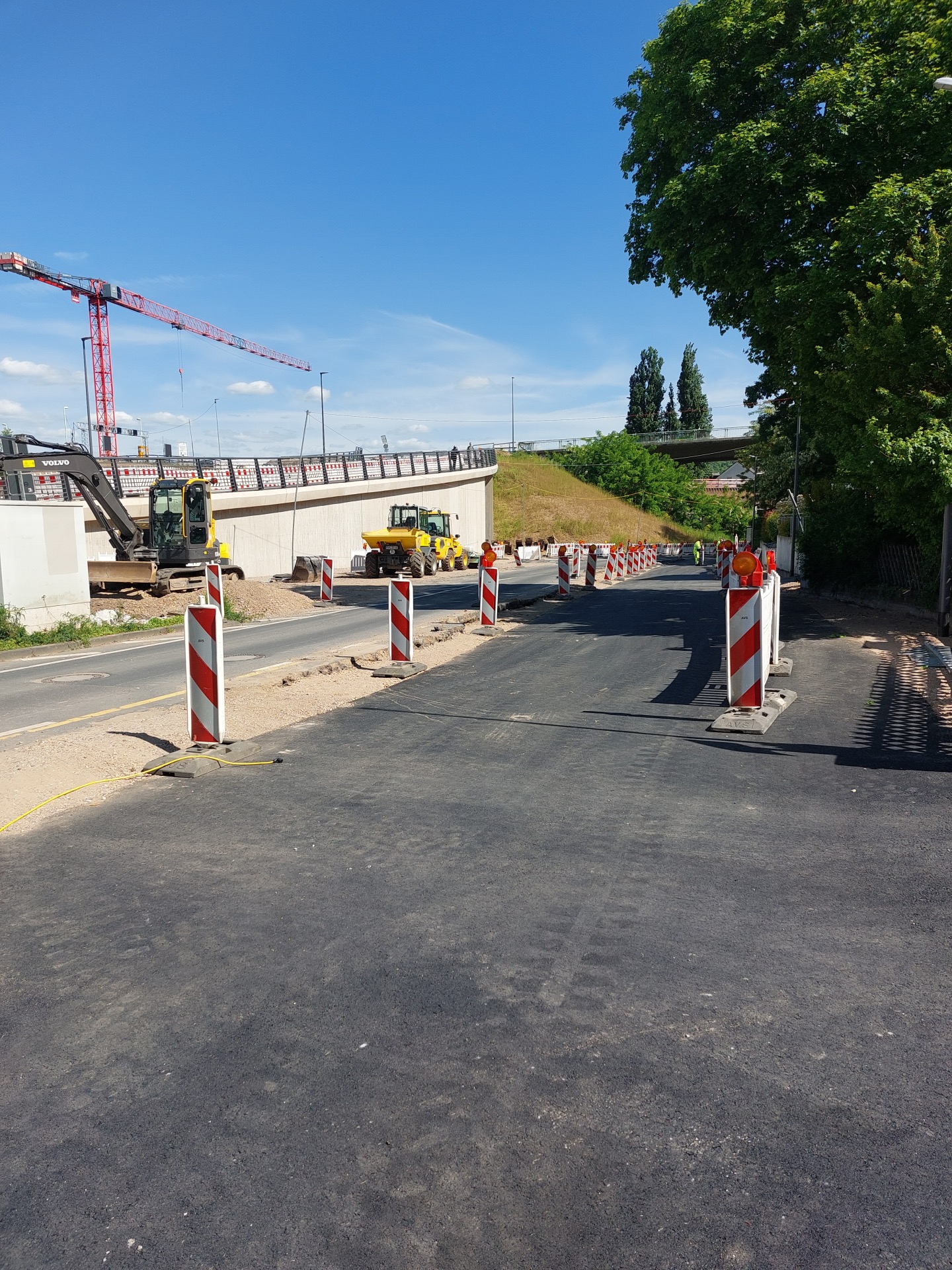 Die nächste Anlieferung von Stahlträgern für den Neubau der Pfaffendorfer Brücke steht an. Die nächste Anlieferung von Stahlträgern für den Neubau der Pfaffendorfer Brücke steht an.