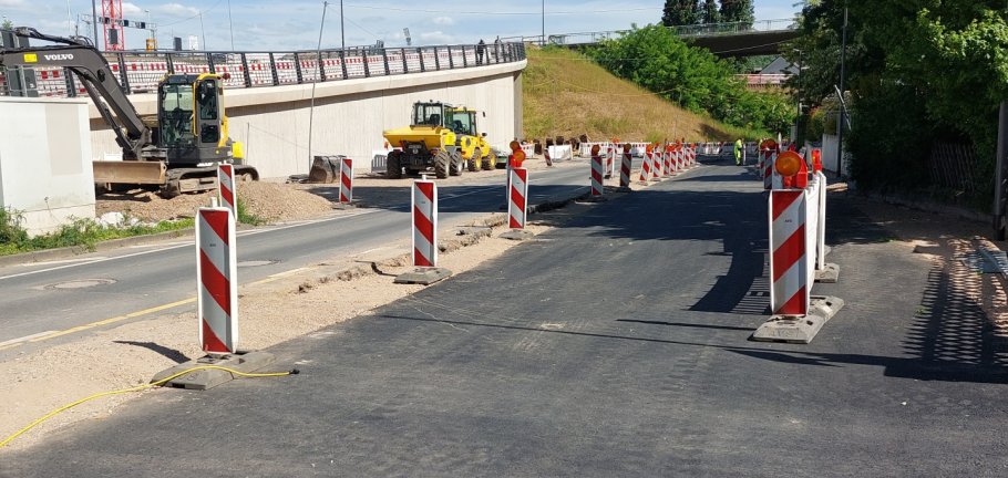 Die nächste Anlieferung von Stahlträgern für den Neubau der Pfaffendorfer Brücke steht an. Die nächste Anlieferung von Stahlträgern für den Neubau der Pfaffendorfer Brücke steht an.
