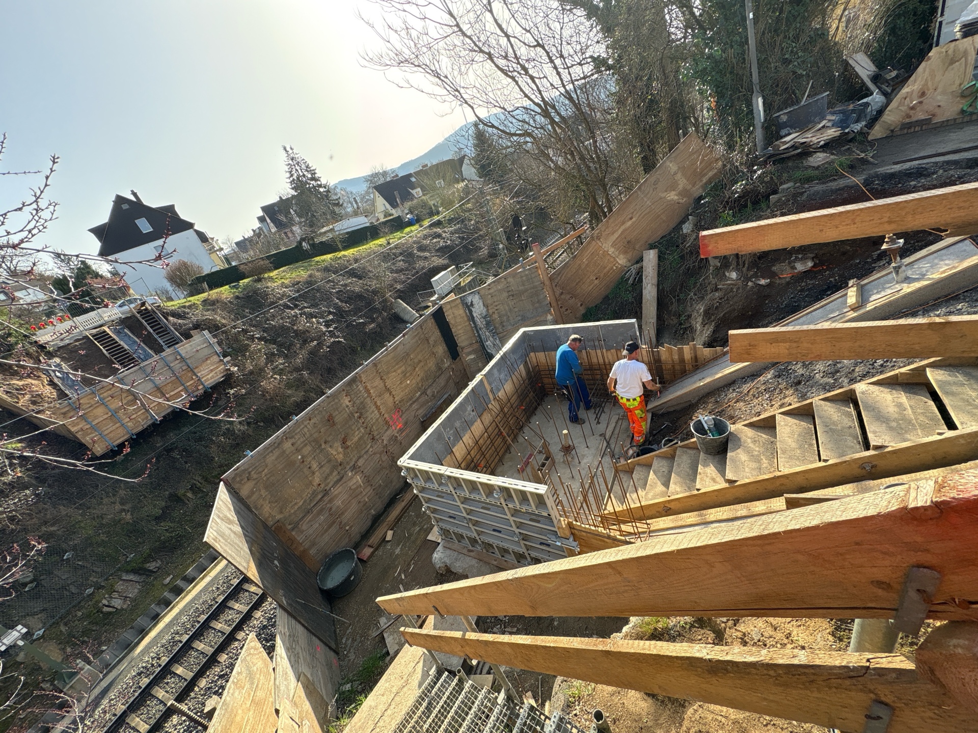 Derweil werden die zukünftigen Widerlager eingeschalt. Derweil werden die zukünftigen Widerlager eingeschalt.