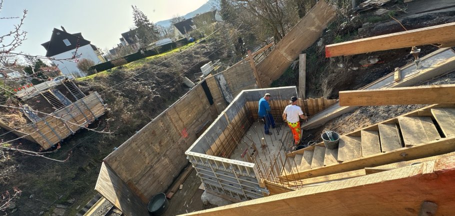 Derweil werden die zukünftigen Widerlager eingeschalt. Derweil werden die zukünftigen Widerlager eingeschalt.