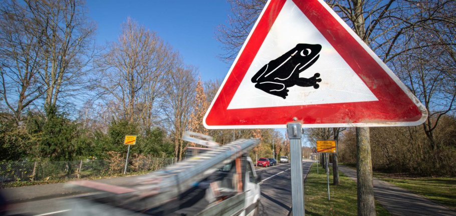 Ein Warnschild zeigt einen Frosch