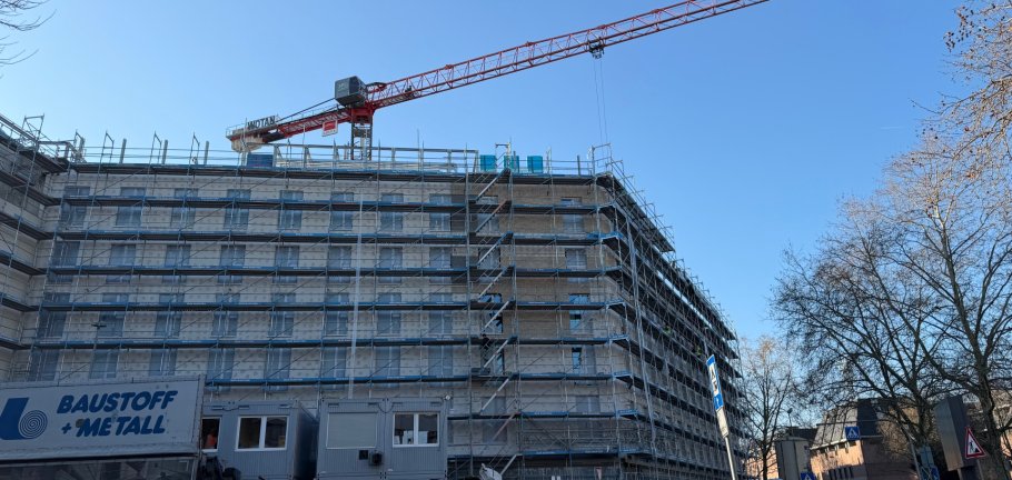 Für den Abbau des Krans sind verkehrliche Einschränkungen im Kreuzungsbereich leider unumgänglich. 