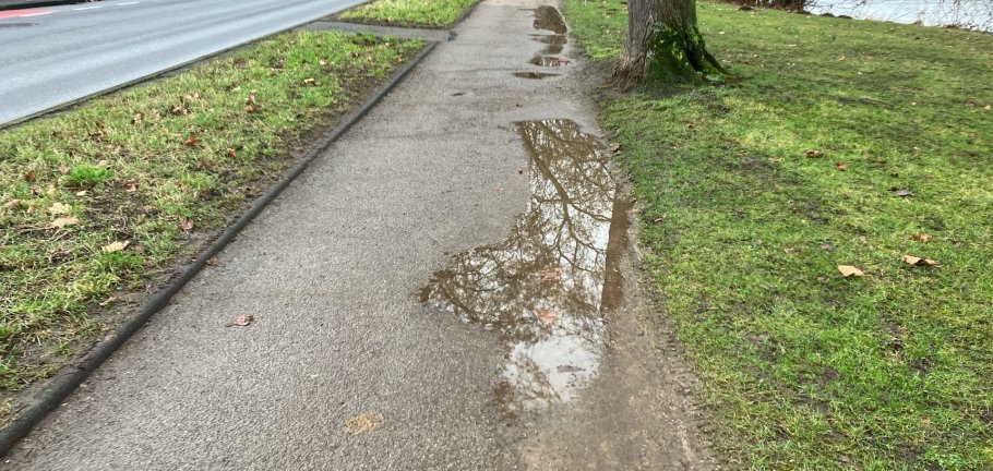Der derzeitige gemeinsam genutzte Fuß- und Radweg am Moselufer weist Schäden auf, die im Zuge des Ausbaus beseitigt werden. 