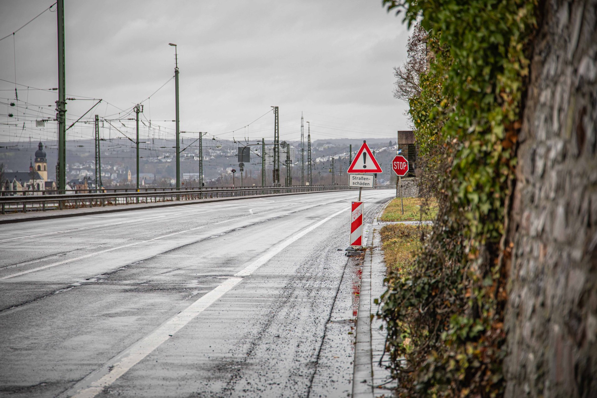 Die Bundesstraße 42 zwischen dem Koblenzer Ehrenbreitstein und Urbar soll 2026 saniert werden. Die Bundesstraße 42 zwischen dem Koblenzer Ehrenbreitstein und Urbar soll 2026 saniert werden.