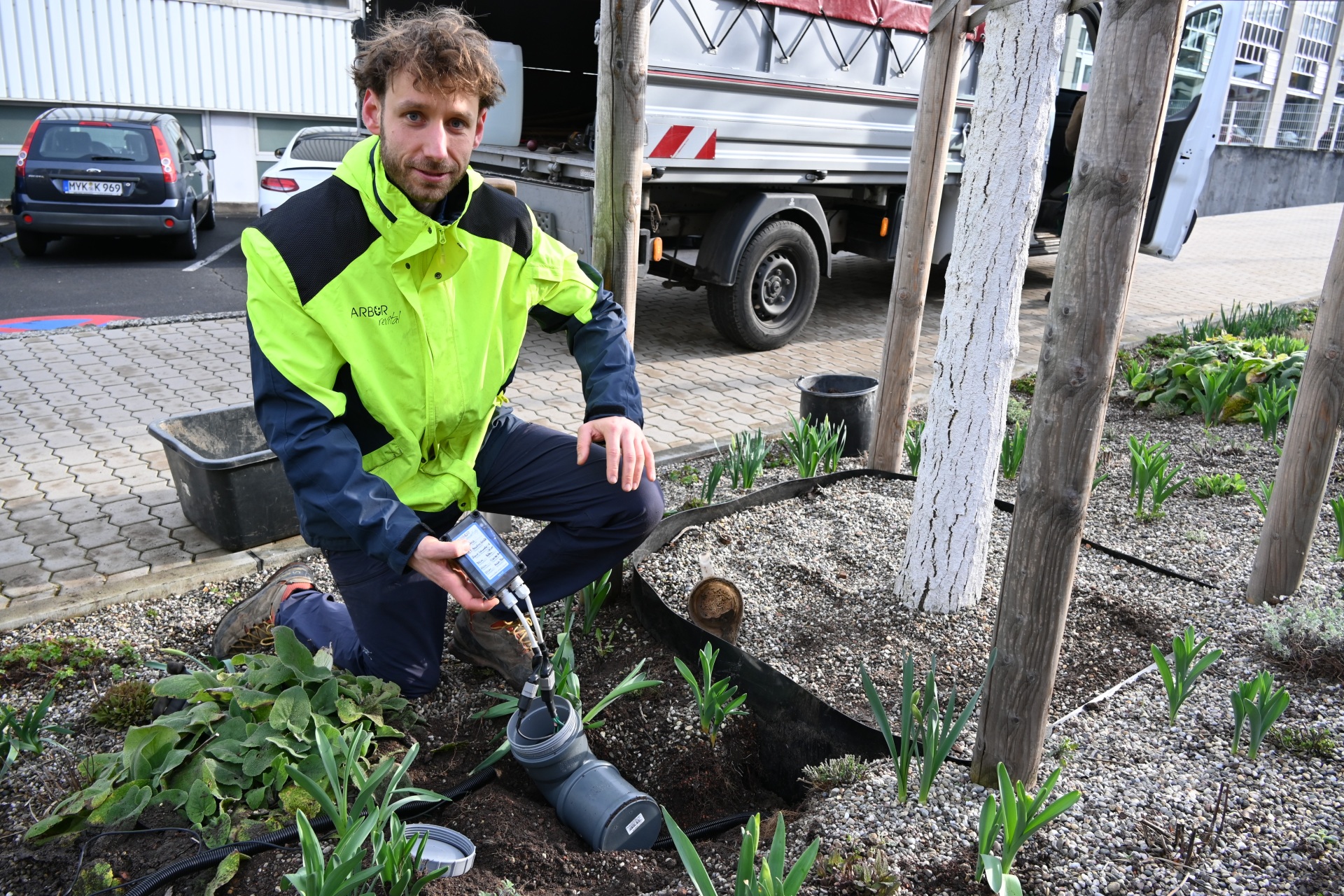 Robin Neuendorf von Arbor revital installiert eine Funkeinheit, die Daten von im Boden verbauten Feuchtesensoren übermittelt