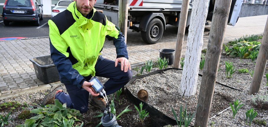 Robin Neuendorf von Arbor revital installiert eine Funkeinheit, die Daten von im Boden verbauten Feuchtesensoren übermittelt