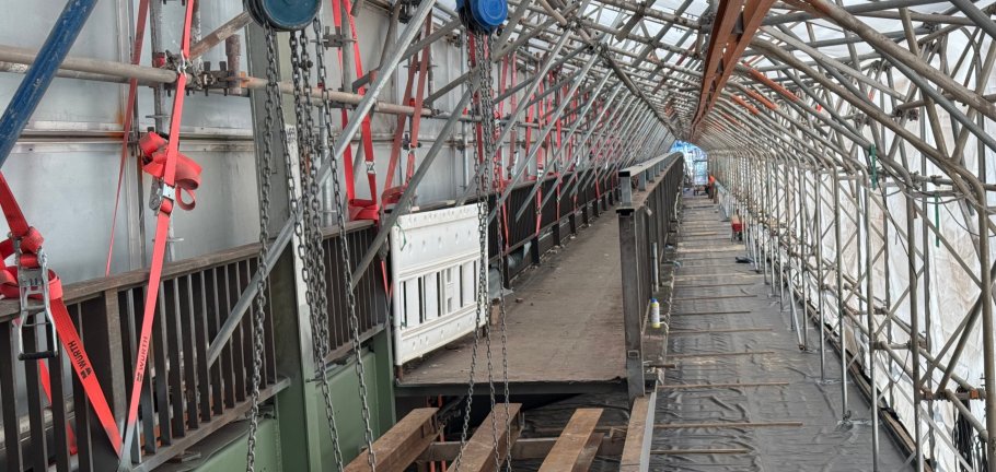 Im eingehausten Bereich finden derzeit die Abtragungsarbeiten der Farbschichten statt. 