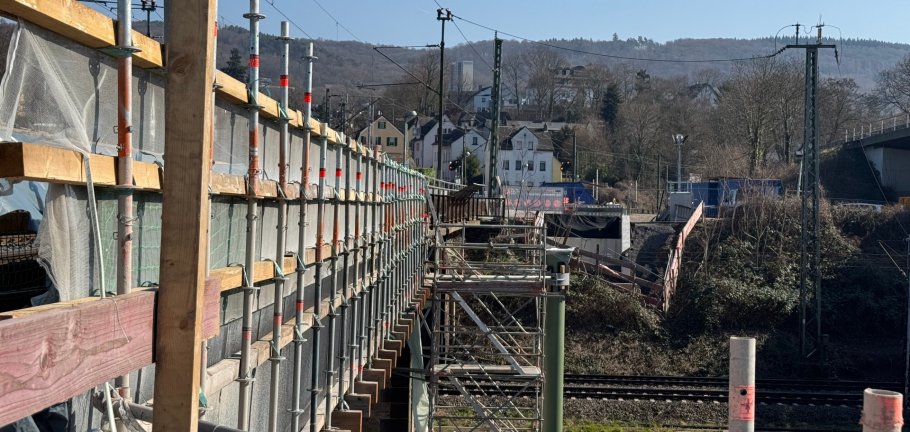Das neue Widerlager im Vorlandbereich ist bereits ersichtlich: Im Juli werden über den Gleisen die Stahlkonstruktionen für den neuen Brückenbereich eingehoben. 