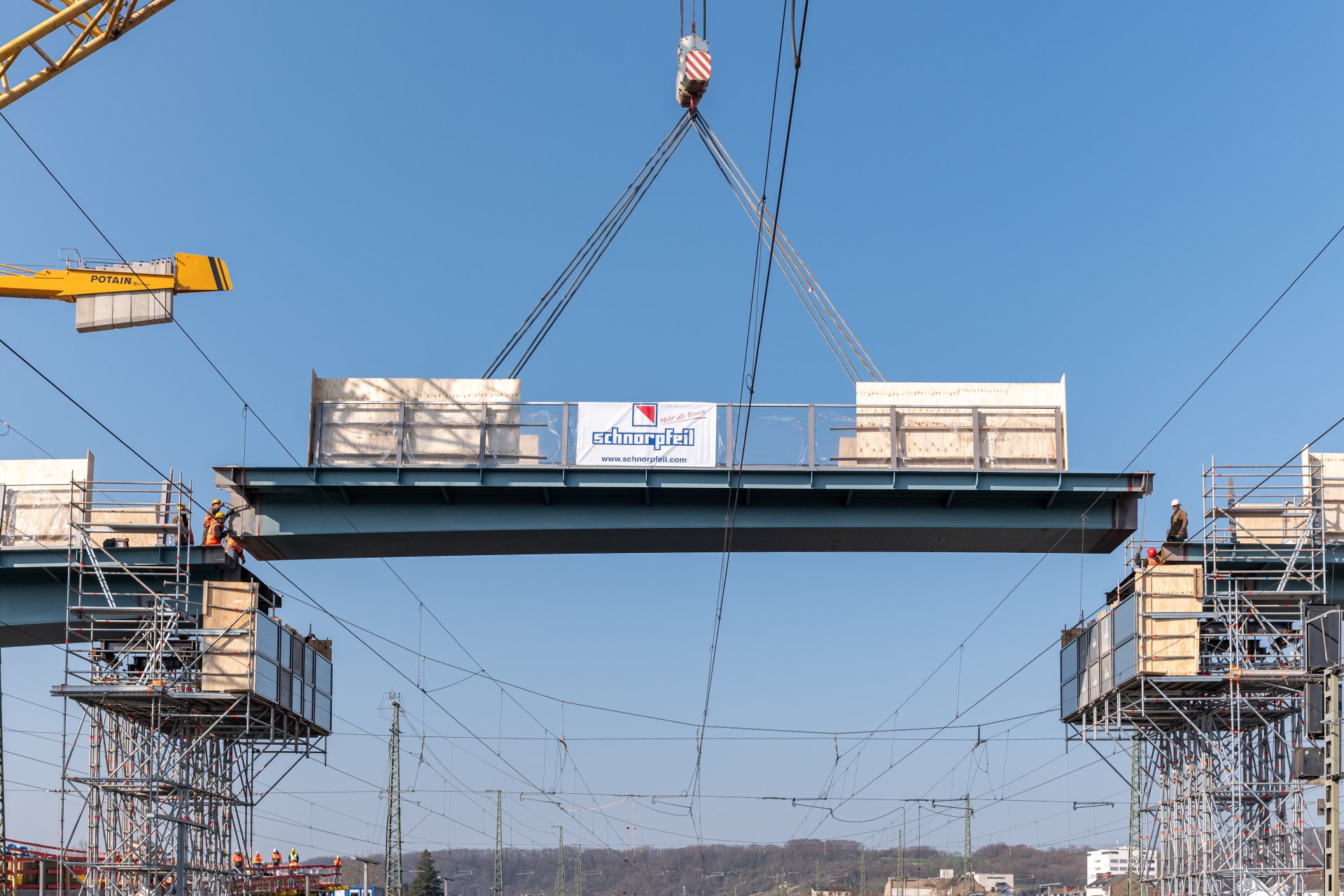 Die Stahlbauteile konnten am Wochenende erfolgreich eingehoben werden. 