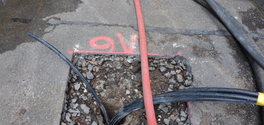 Verbindungsleitungen der Geothermie-Sonden auf dem Schulgelände des Görres-Gymnasiums. Verbindungsleitungen der Geothermie-Sonden auf dem Schulgelände des Görres-Gymnasiums.