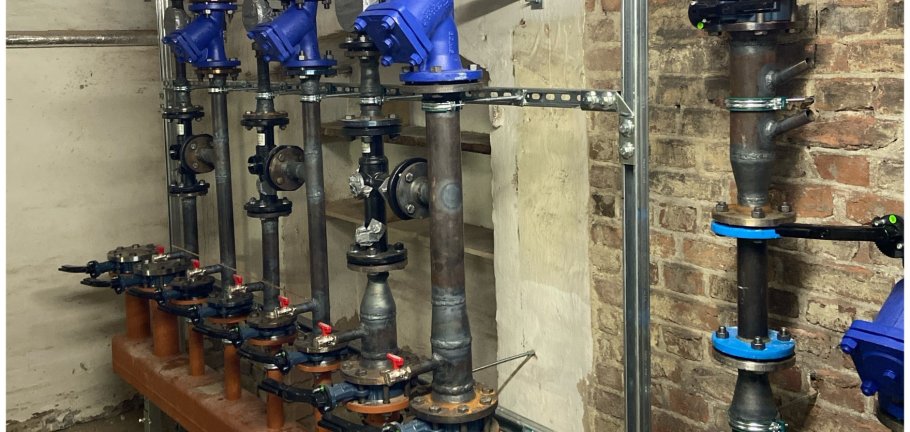 Heizungsverteiler im Keller des Görres-Gymnasiums – Teil der neuen klimafreundlichen Wärmeversorgung mit Wärmepumpentechnik. Heizungsverteiler im Keller des Görres-Gymnasiums – Teil der neuen klimafreundlichen Wärmeversorgung mit Wärmepumpentechnik.