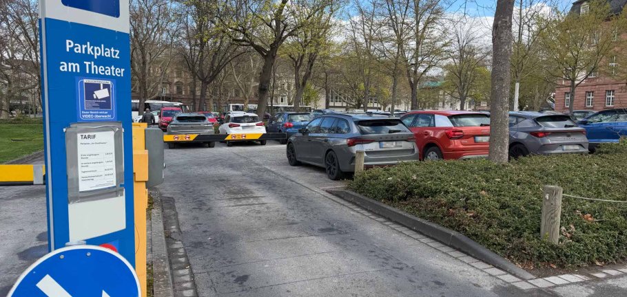 Eine Schranke an einer Parkplatzzufahrt Eine Schranke an einer Parkplatzzufahrt