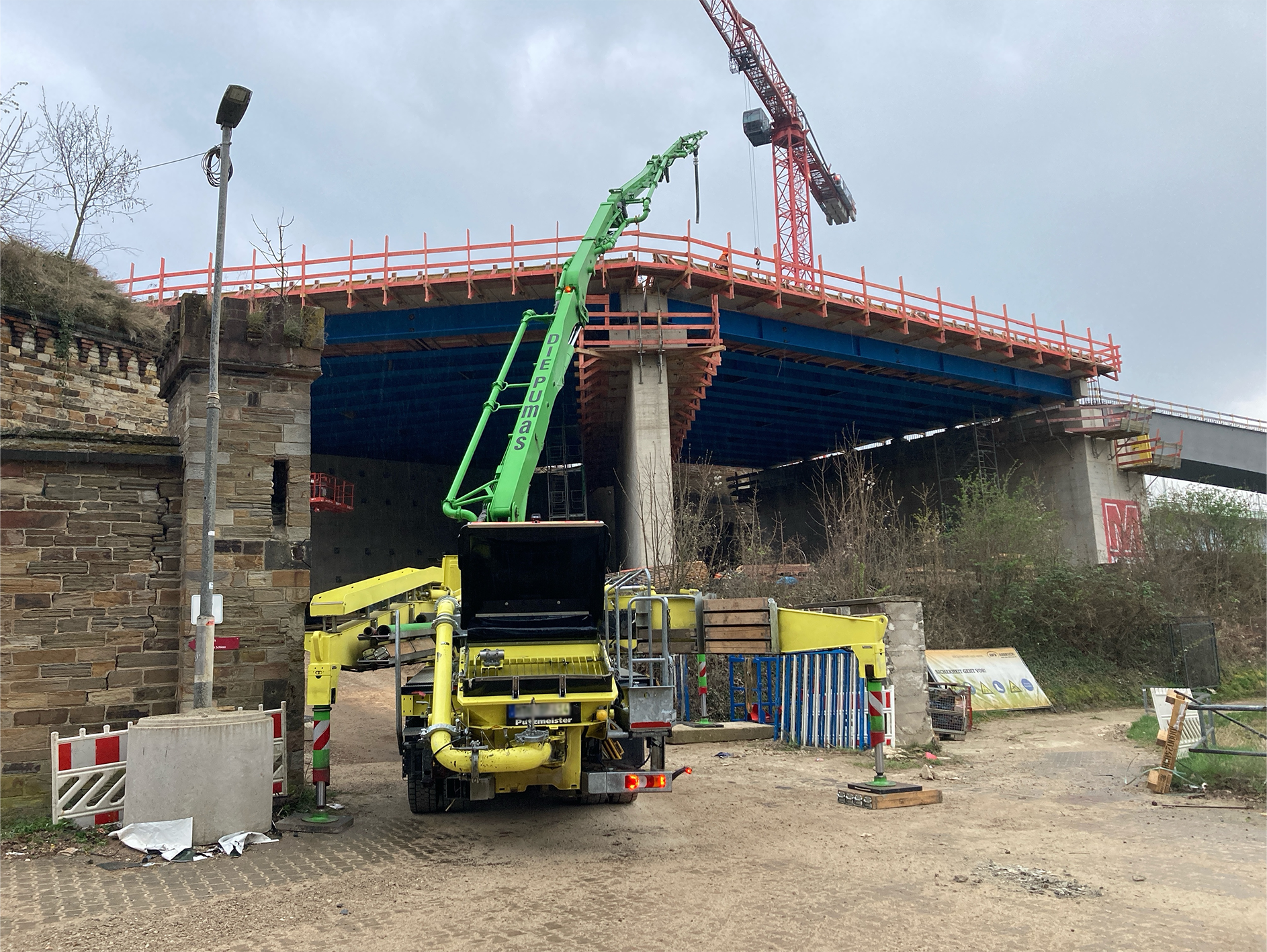 Mithilfe einer Betonverteilerpumpe wurde der Beton auf das höhergelegene Bauwerk transportiert. Mithilfe einer Betonverteilerpumpe wurde der Beton auf das höhergelegene Bauwerk transportiert.