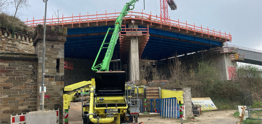 Mithilfe einer Betonverteilerpumpe wurde der Beton auf das höhergelegene Bauwerk transportiert. Mithilfe einer Betonverteilerpumpe wurde der Beton auf das höhergelegene Bauwerk transportiert.