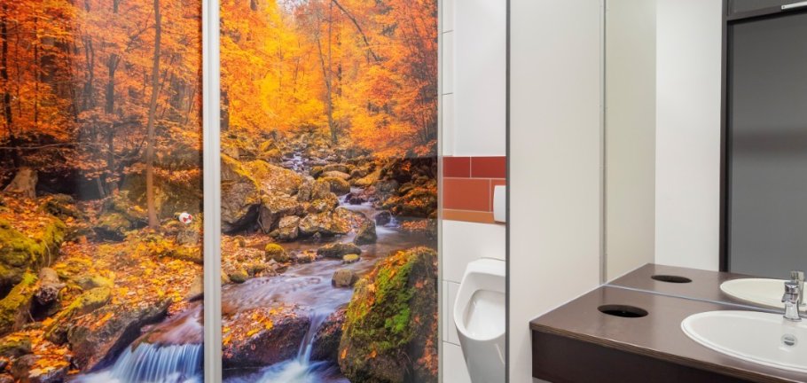 Eine moderne Sanitäranlage in einer Schule. Eine moderne Sanitäranlage in einer Schule.