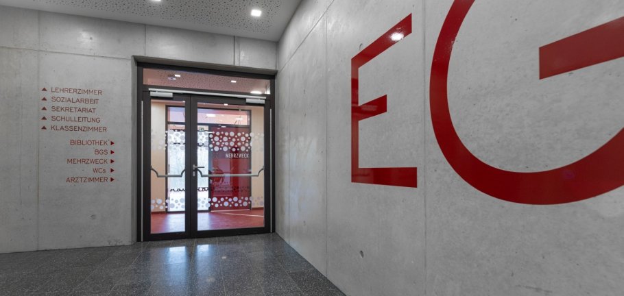 Ein Treppenhaus in Betonoptik in einer Schule.