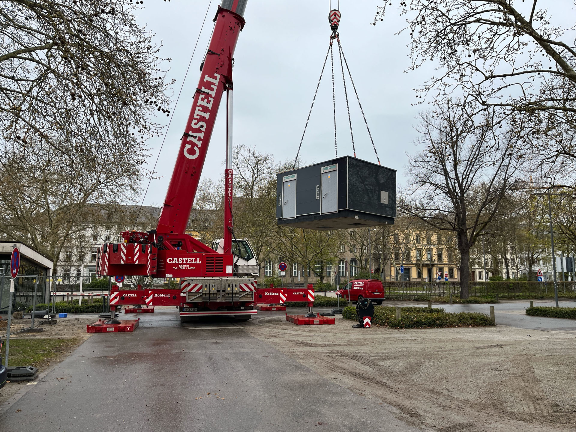 Ein Container hängt an einem Kran in der Luft. Ein Container hängt an einem Kran in der Luft.