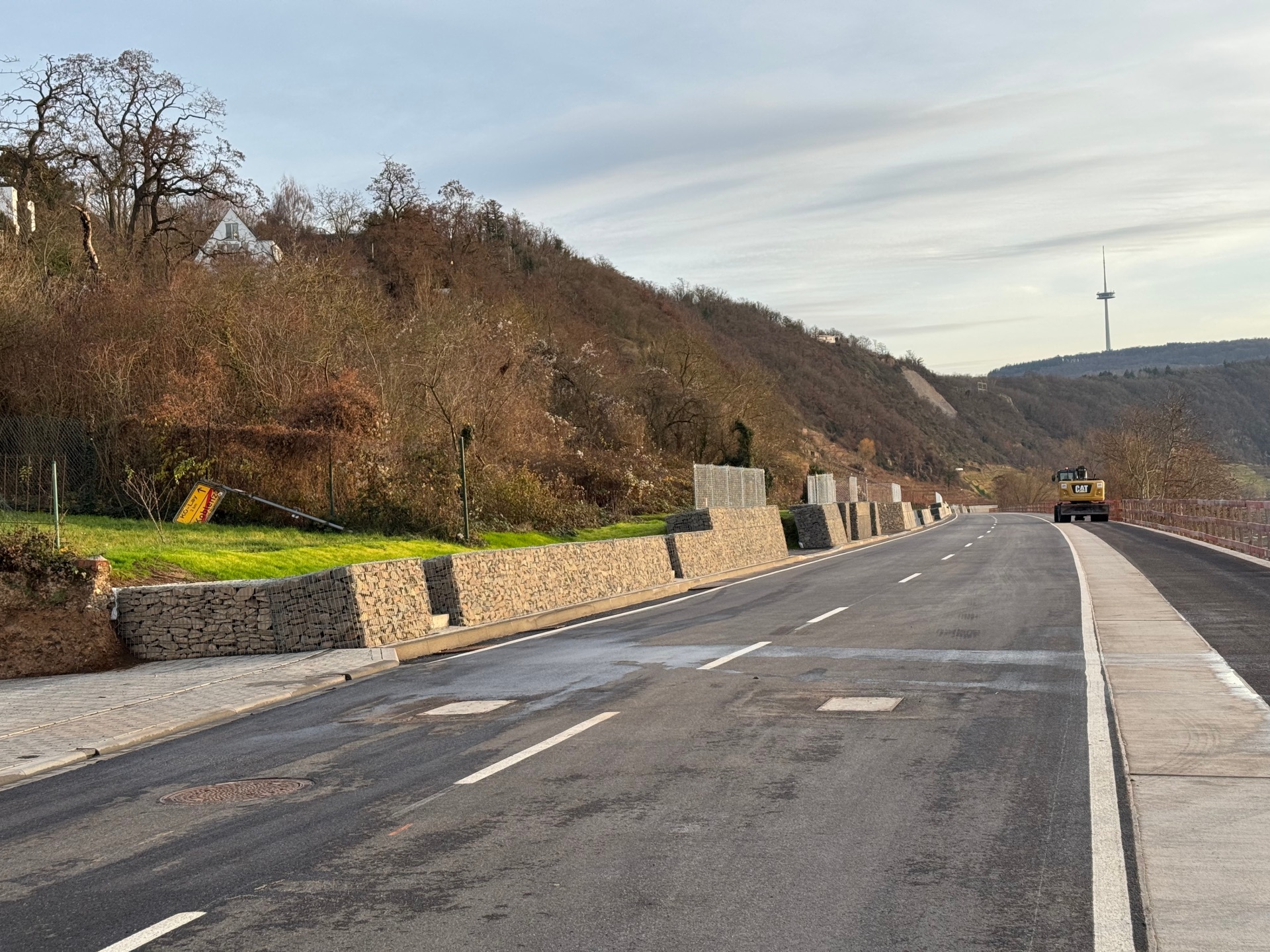 Der Landesbetrieb Mobilität Cochem-Koblenz baut derzeit den Radweg zwischen den Koblenzer Stadtteilen Lay und Moselweiß aus. Der Landesbetrieb Mobilität Cochem-Koblenz baut derzeit den Radweg zwischen den Koblenzer Stadtteilen Lay und Moselweiß aus.