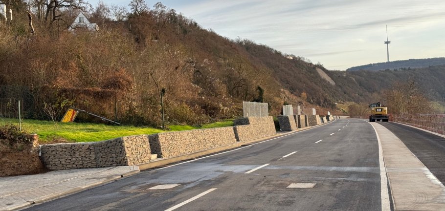 Der Landesbetrieb Mobilität Cochem-Koblenz baut derzeit den Radweg zwischen den Koblenzer Stadtteilen Lay und Moselweiß aus. Der Landesbetrieb Mobilität Cochem-Koblenz baut derzeit den Radweg zwischen den Koblenzer Stadtteilen Lay und Moselweiß aus.