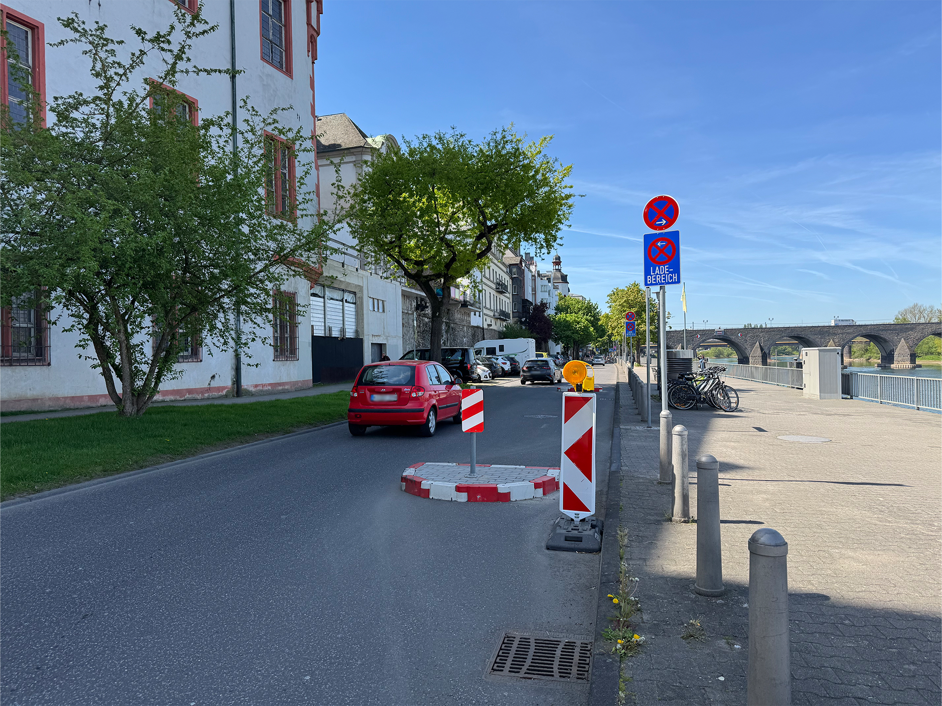Die ausgewiesenen Ladezonen am Peter-Altmeier-Ufer werden im Zuge der Optimierung entfernt. 