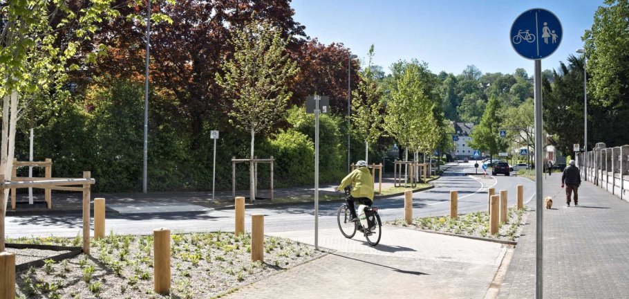 Ein Radweg an einer Straße.