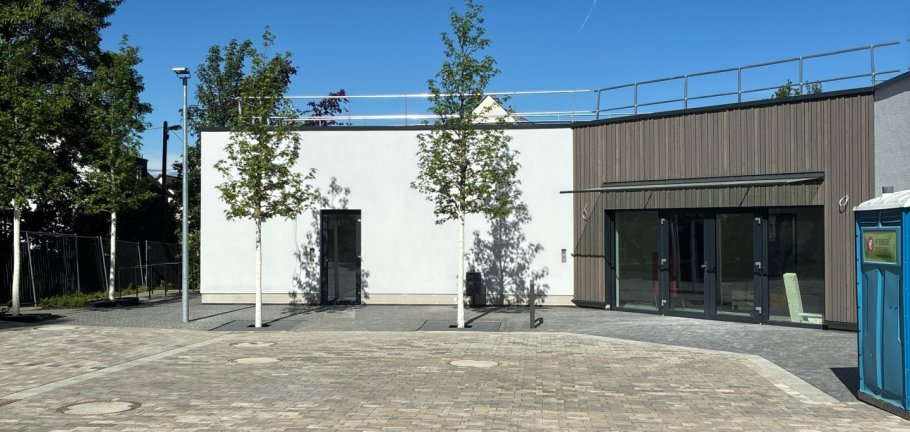 Blick auf den Neubau und den Vorplatz des Dorfgemeinschaftshauses Arenberg-Immendorf. 