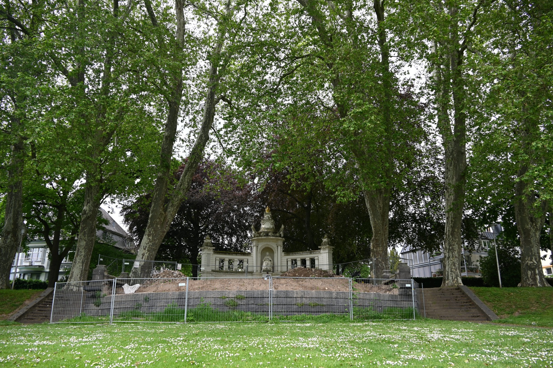Kommende Woche wird damit begonnen, den historischen Balkon vor dem Kaiserin-Augusta-Denkmal zwei Meter in Richtung Rhein zu verschieben.