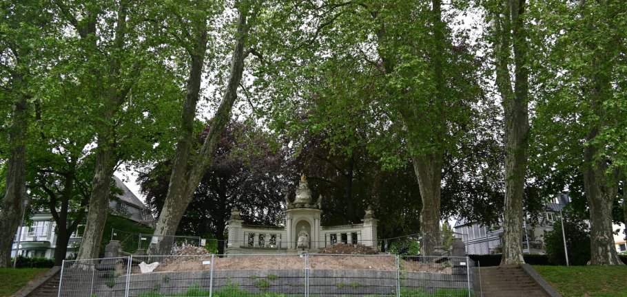 Kommende Woche wird damit begonnen, den historischen Balkon vor dem Kaiserin-Augusta-Denkmal zwei Meter in Richtung Rhein zu verschieben.