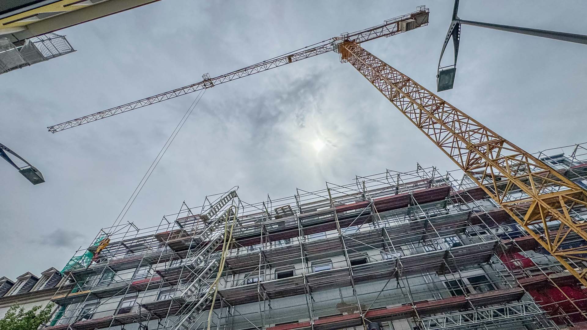 Ein Baukran steht an einer Baustelle.