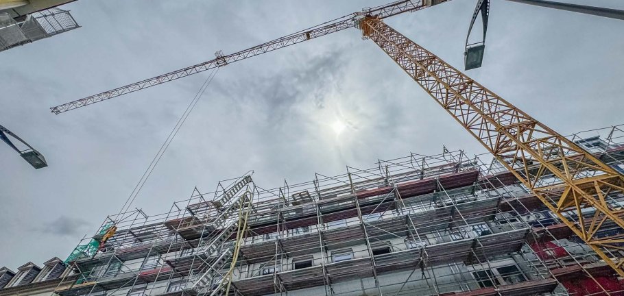 Ein Baukran steht an einer Baustelle.