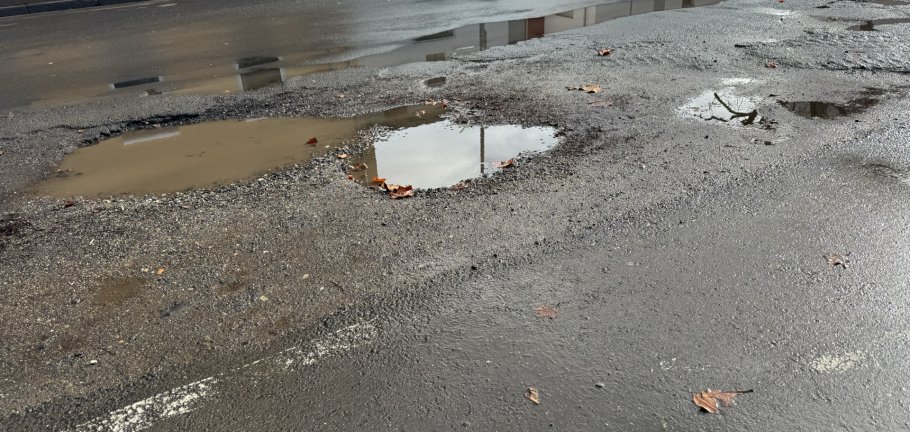 Die Behringstraße weist derzeit massive Straßenschäden auf, welche im Zuge des Ausbaus beseitigt werden. Die Behringstraße weist derzeit massive Straßenschäden auf, welche im Zuge des Ausbaus beseitigt werden.