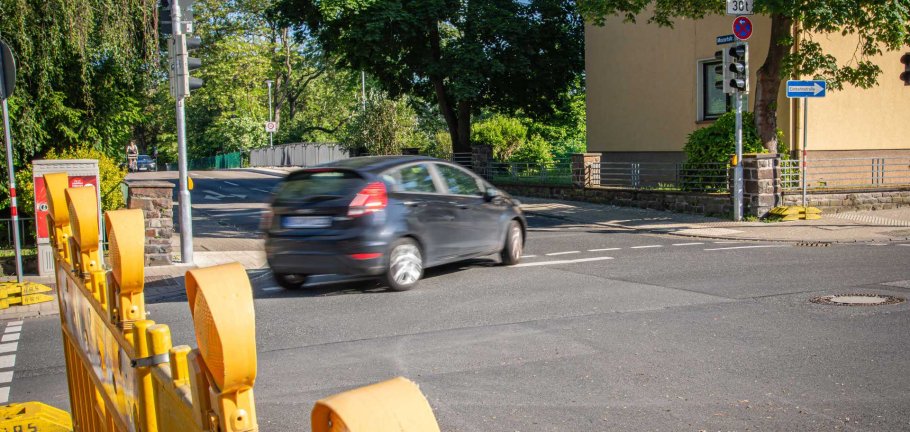 Ein Auto biegt an einer Kreuzung ab. Ein Auto biegt an einer Kreuzung ab.