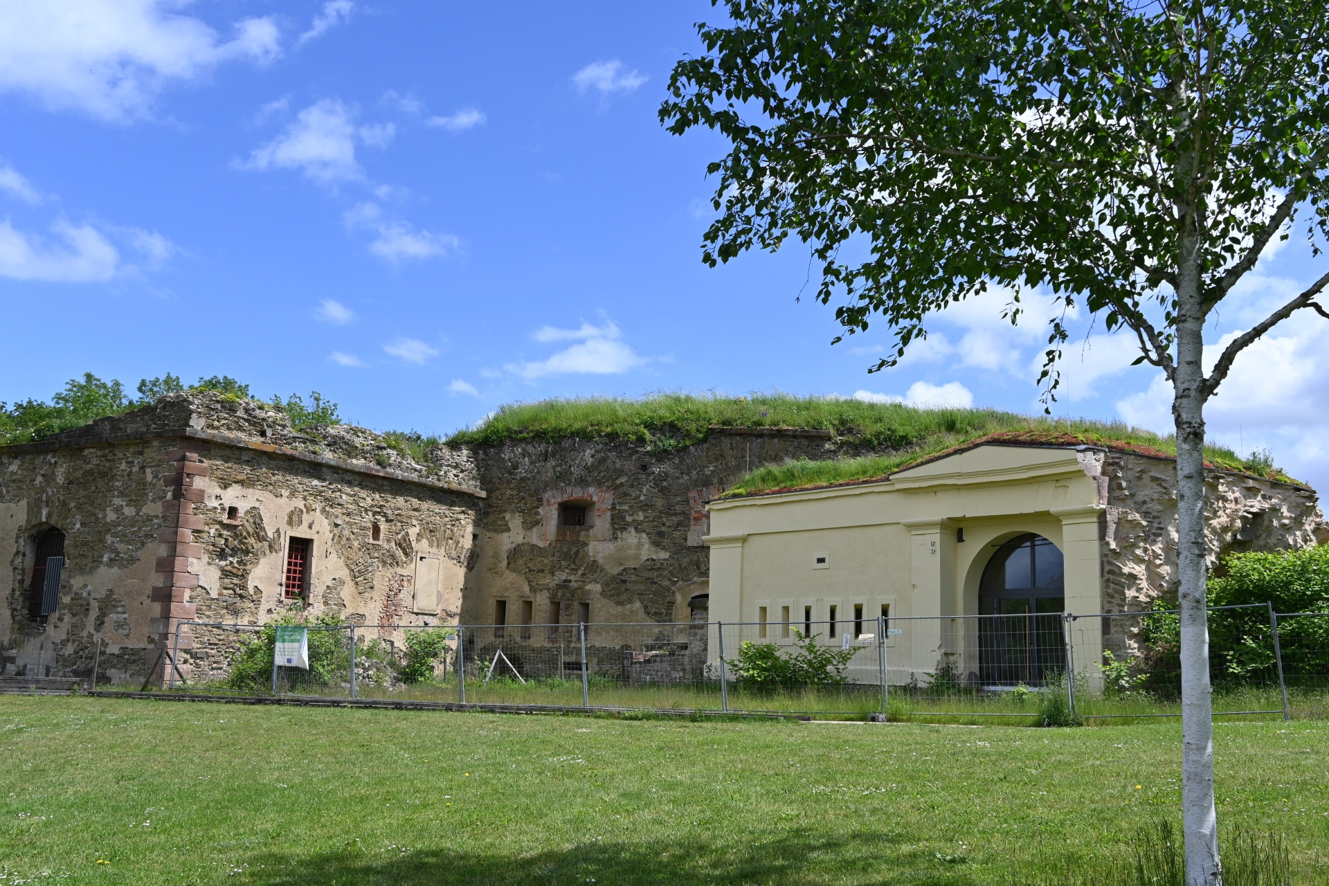 Der Platz vor dem Torhaus wird als neuer Stadtteilmittelpunkt ausgebaut. Voraussetzung dafür ist die Freilegung eines angrenzenden Abschnitts des ehemaligen Grabens, um den Druck auf das Reduit zu reduzieren. Der Platz vor dem Torhaus wird als neuer Stadtteilmittelpunkt ausgebaut. Voraussetzung dafür ist die Freilegung eines angrenzenden Abschnitts des ehemaligen Grabens, um den Druck auf das Reduit zu reduzieren.